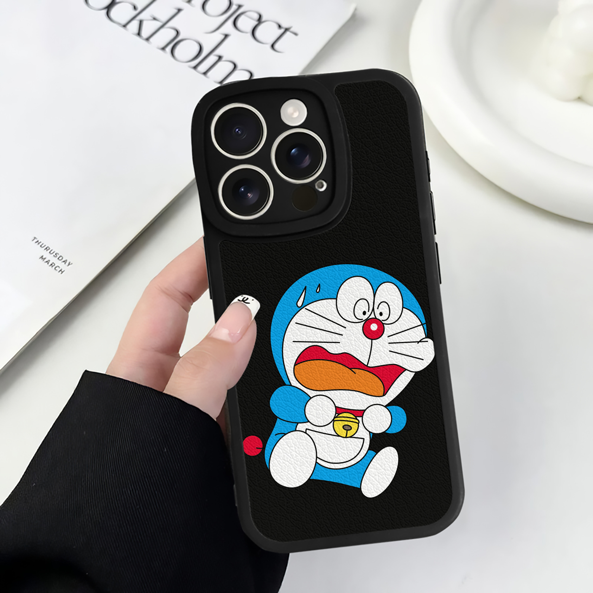 （画像用） ドラえもん Doraemon 【iPhone 16シリーズ対応】シリコンスマホケース（レザー調） 材質：シリコン